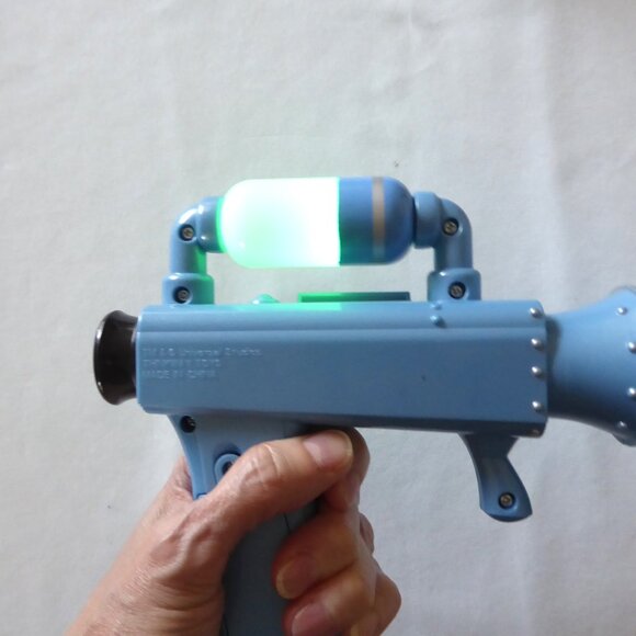 THINKWAY TOYS 9” DESPICABLE ME MINIONS FART BLASTER LIGHT & SOUND GUN (WORKING) - Picture 7 of 9